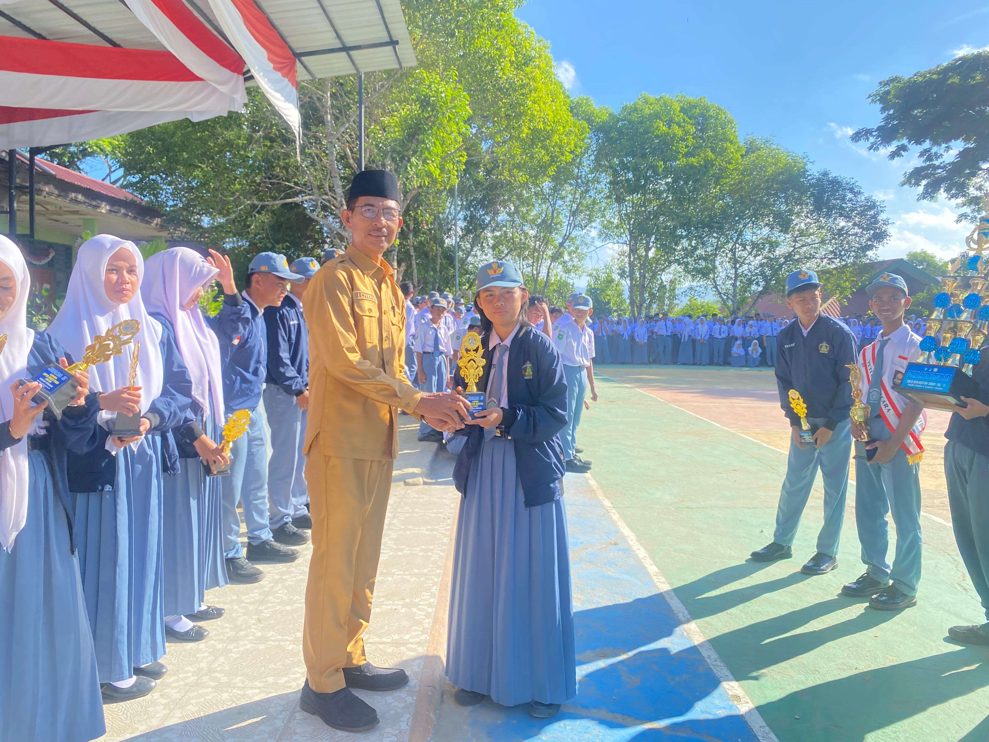 Penyerahan Piagam dan Piala Gold Generation Scout Vol. 3 Pramuka Wonua Sakti